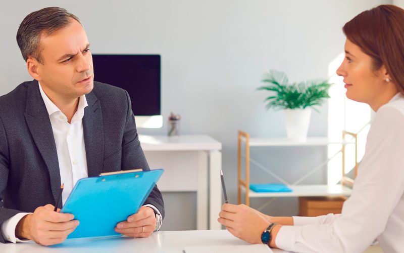 Razones por las que los jóvenes luchan por conseguir trabajo actualmente (y qué competencias son esenciales según un experto de LinkedIn)